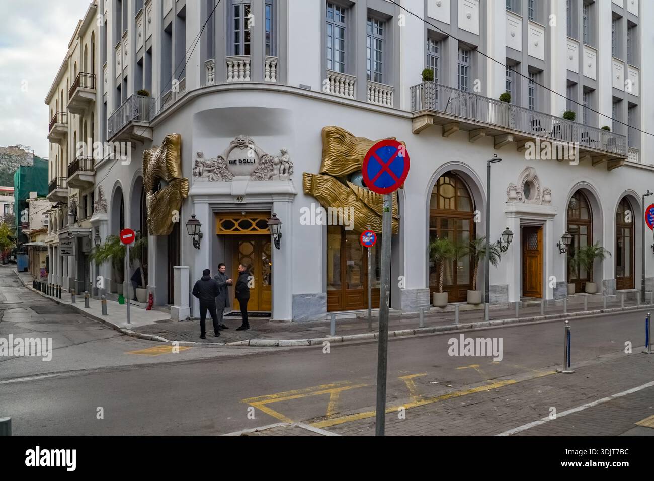Das Dolli, Das Dolli Hotel. Boutique-Luxushotel, Athen, Griechenland. Einzigartige zeitgenössische Designelemente an der Außenecke. Stockfoto