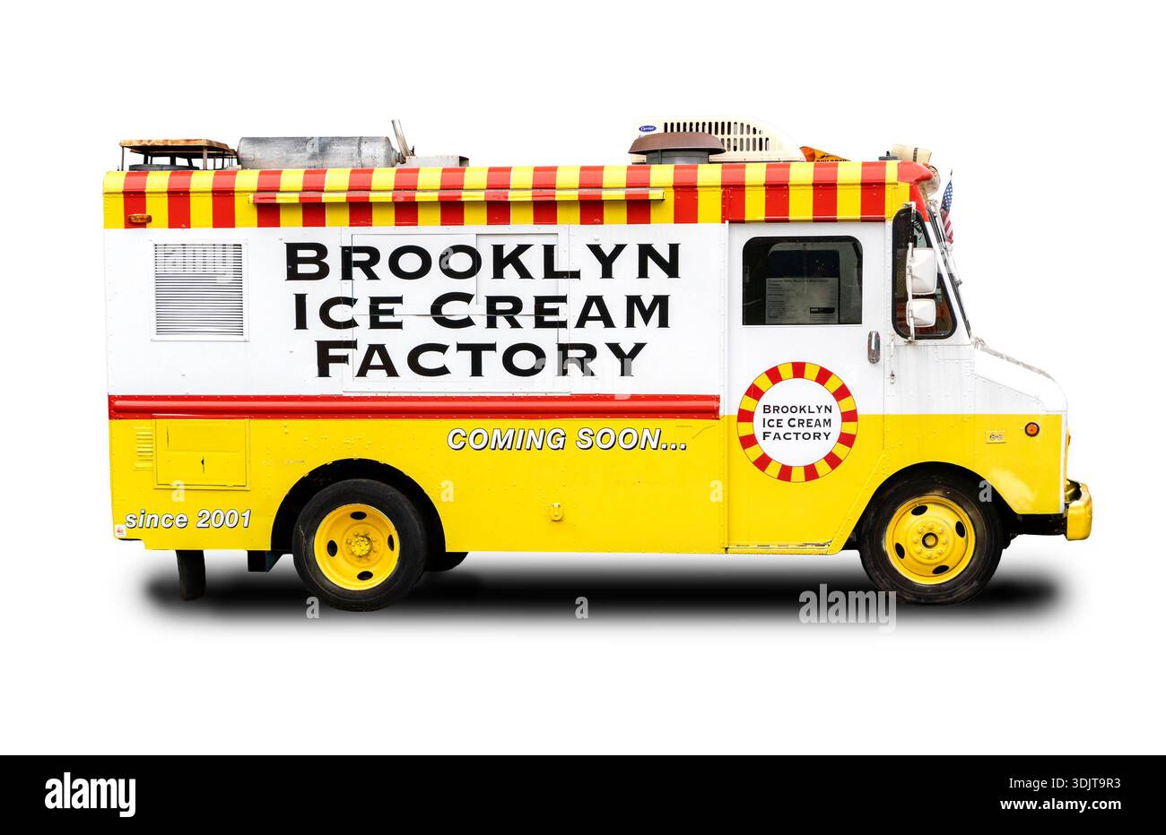 Bunter Eis-Truck geparkt mit einem brooklyn Eisfabrik Schild auf der Seite Ausschnitt isoliert auf weißem Hintergrund Stockfoto