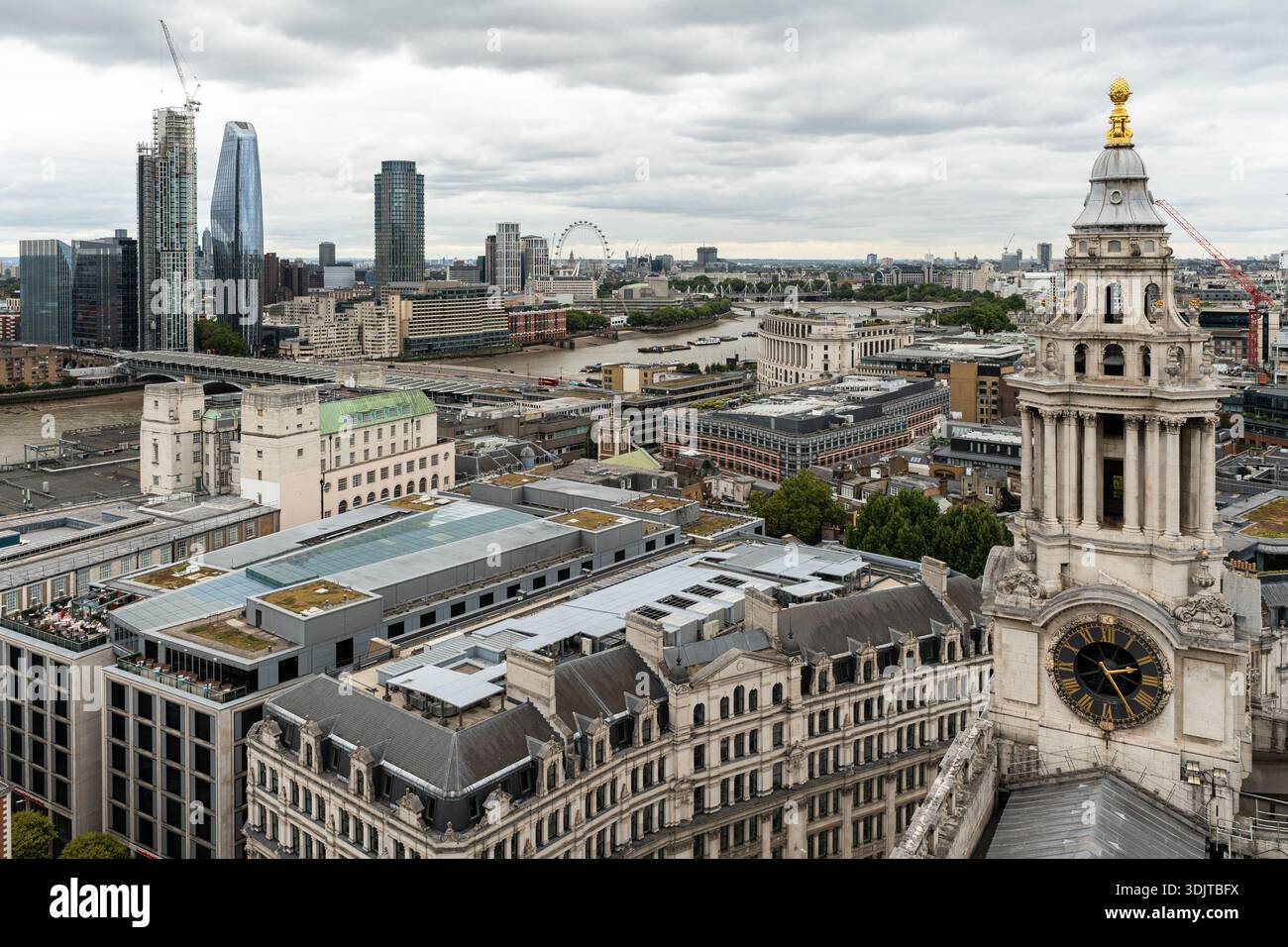 Panorama von London Mischung aus historischer und moderner Architektur, von der Kuppel der St. Paul Cathedral an einem bewölkten Tag erfasst Stockfoto