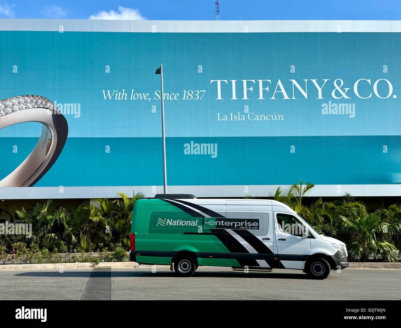 Mietfahrzeug vor der Plakatwand, Cancun Mexiko - Smartphone-aufgenommenes Stockfoto
