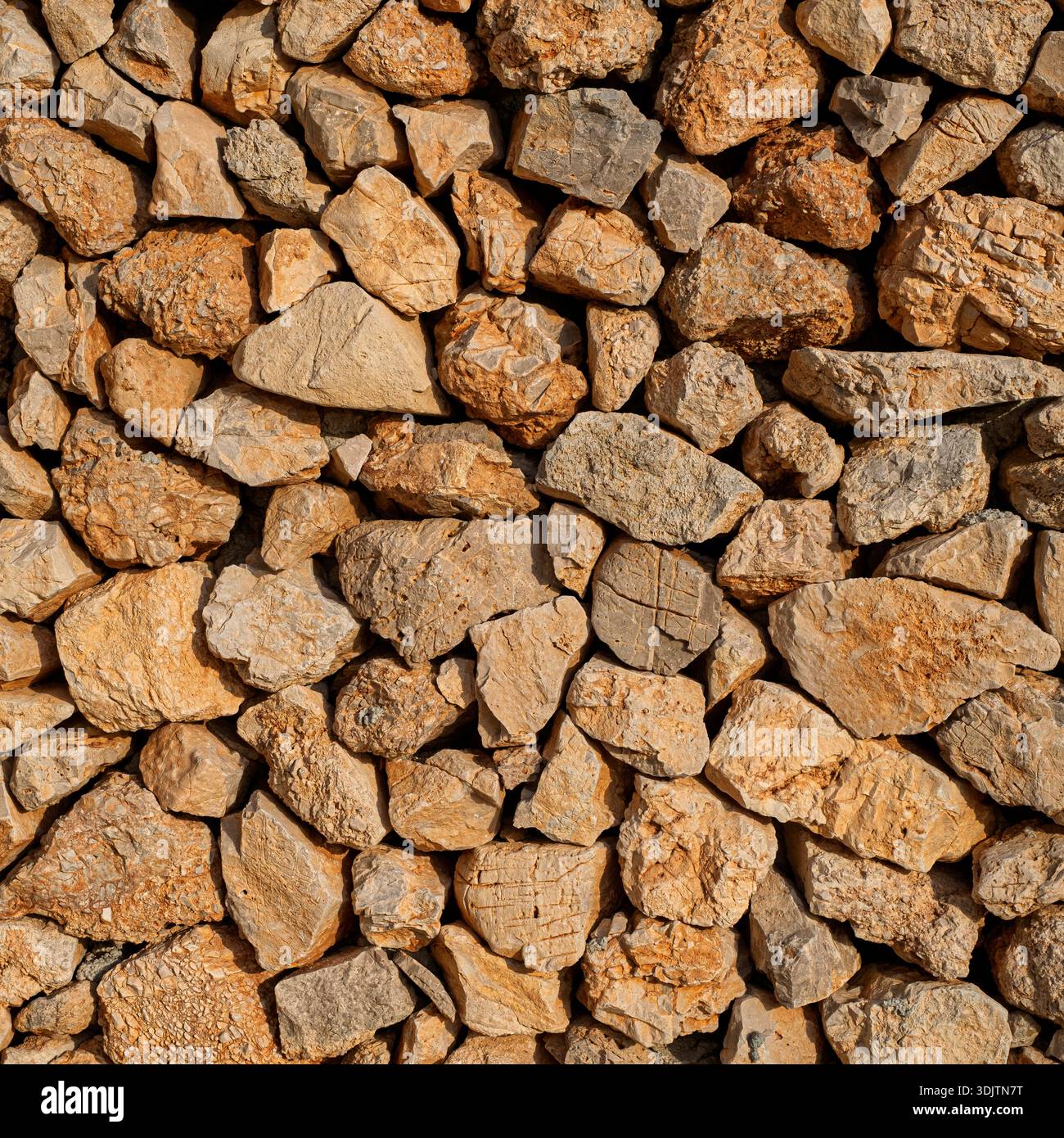 Detail einer Trockenmauer als abstrakte Textur. Natursteine, die eine ineinander greifende Grenzmauer bilden. Favignana, Ägadische Inseln, Sizilien, Ital Stockfoto