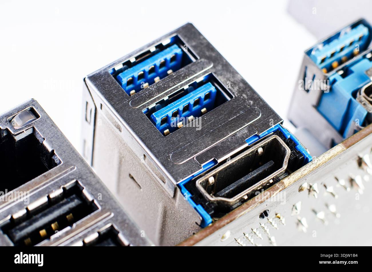 Nahaufnahme der Anschlüsse der Computerplatine einschließlich USB 3,0- und HDMI-Anschlüsse Stockfoto