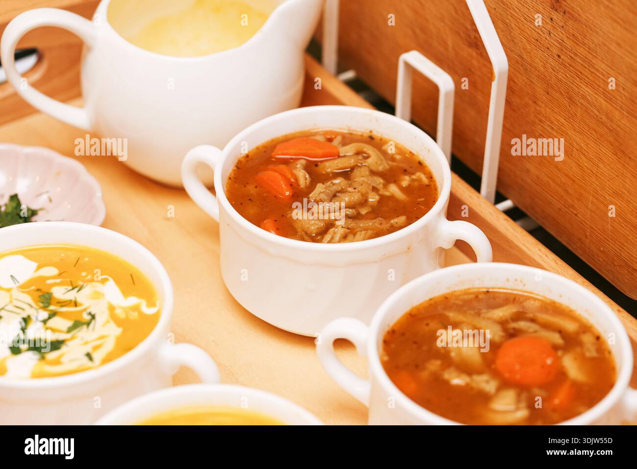 Hausgemachte polnische Kuttelsuppe Flaki serviert in Tassen auf Tablett. Traditionelle Komfortgerichte mit Gemüse und Brühe. Klassisches Gericht für die Familie. Stockfoto