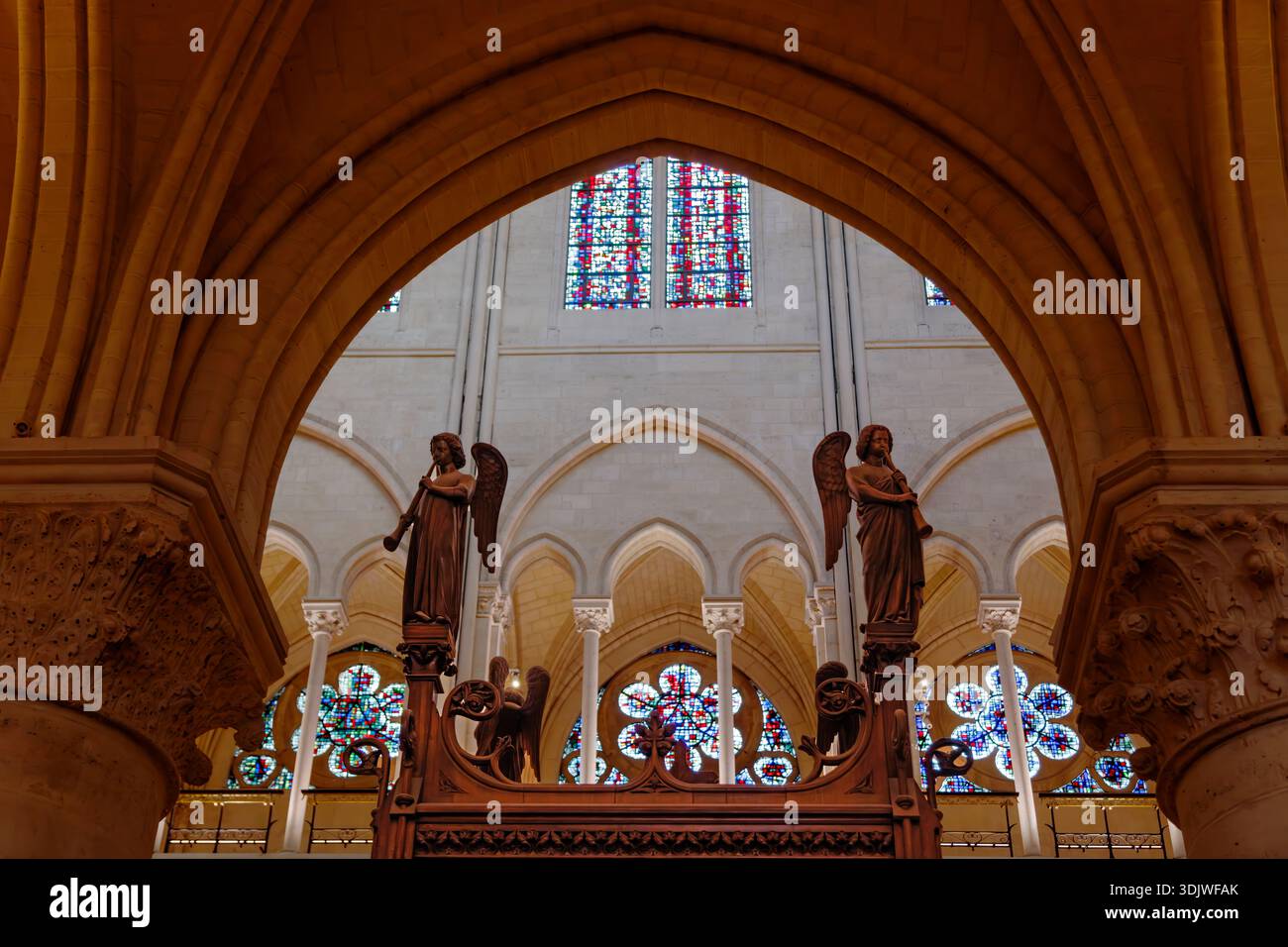 Gotische Architektur mit Rippengewölben, Buntglasfenstern und zwei Engeln, die Hörner blasen, Kathedrale Notre-Dame - Paris, Frankreich Stockfoto