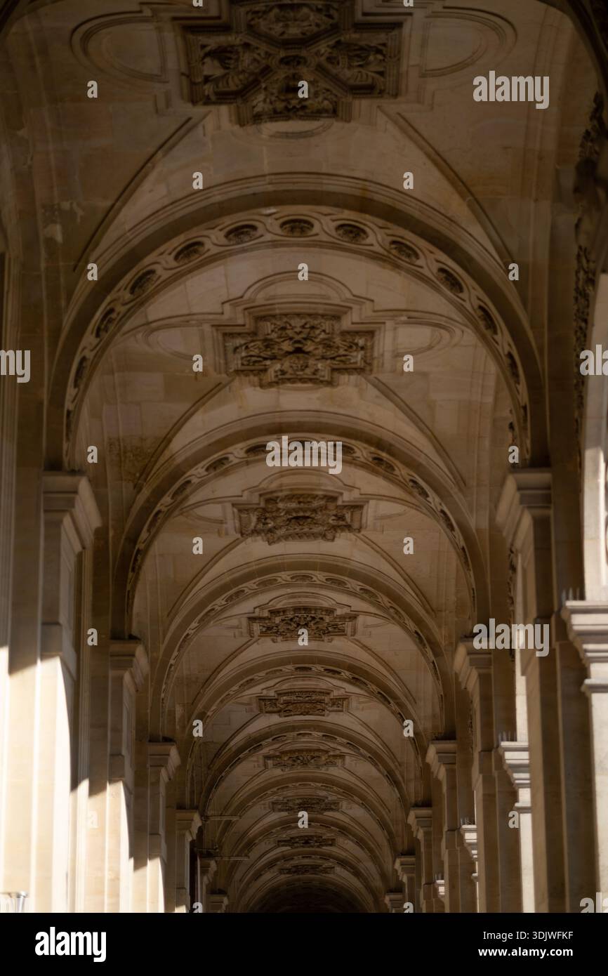 Louvre und Glaspyramide in Paris, Frankreich, berühmtes Kunstmuseum und historische Architektur. Stockfoto