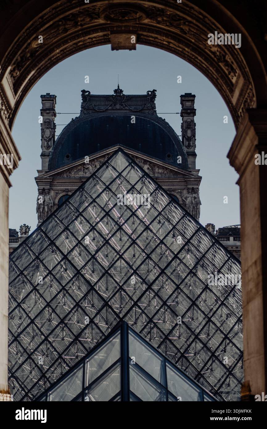 Louvre und Glaspyramide in Paris, Frankreich, berühmtes Kunstmuseum und historische Architektur. Stockfoto