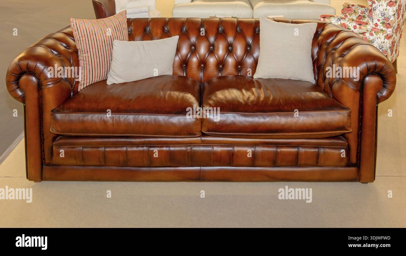 Braunes Chesterfield-Ledersofa Mit Kissen, Klassisches Innenleben Stockfoto