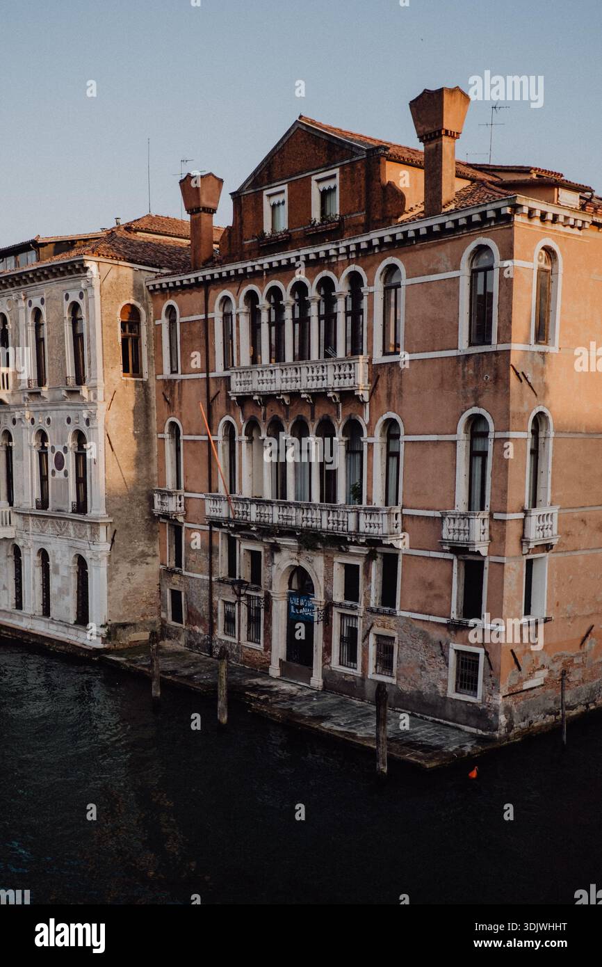 Venezianische Architektur, Italien: Historische Palazzi und Kanäle, Steinfassaden und klassische venezianische Stadtlandschaft. Stockfoto
