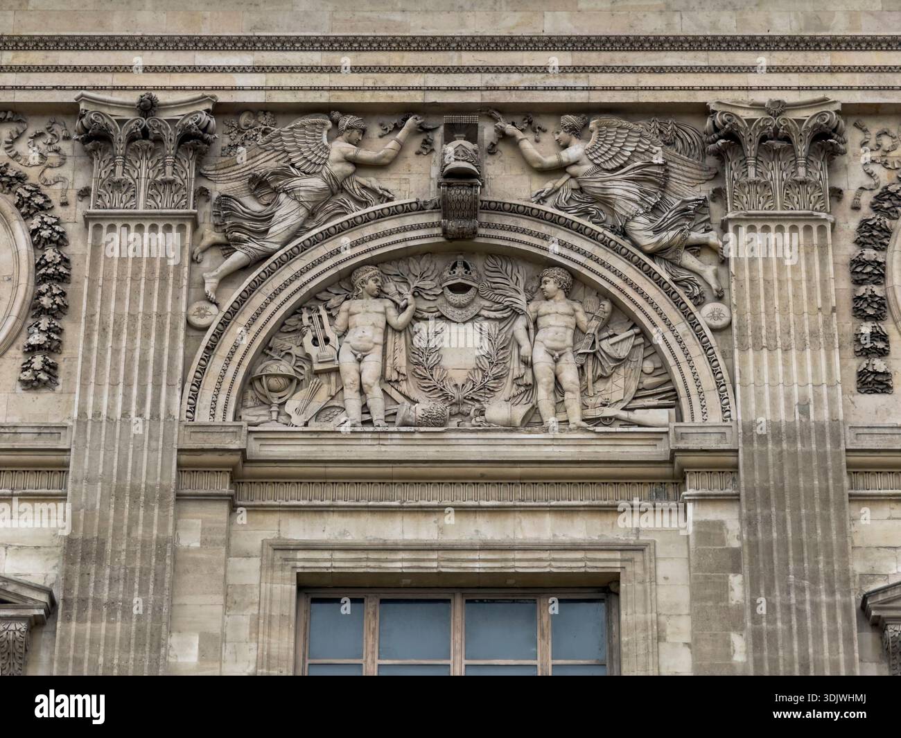 Architektonische Details des oberen Reliefs im Louvre - Paris, Frankreich Stockfoto