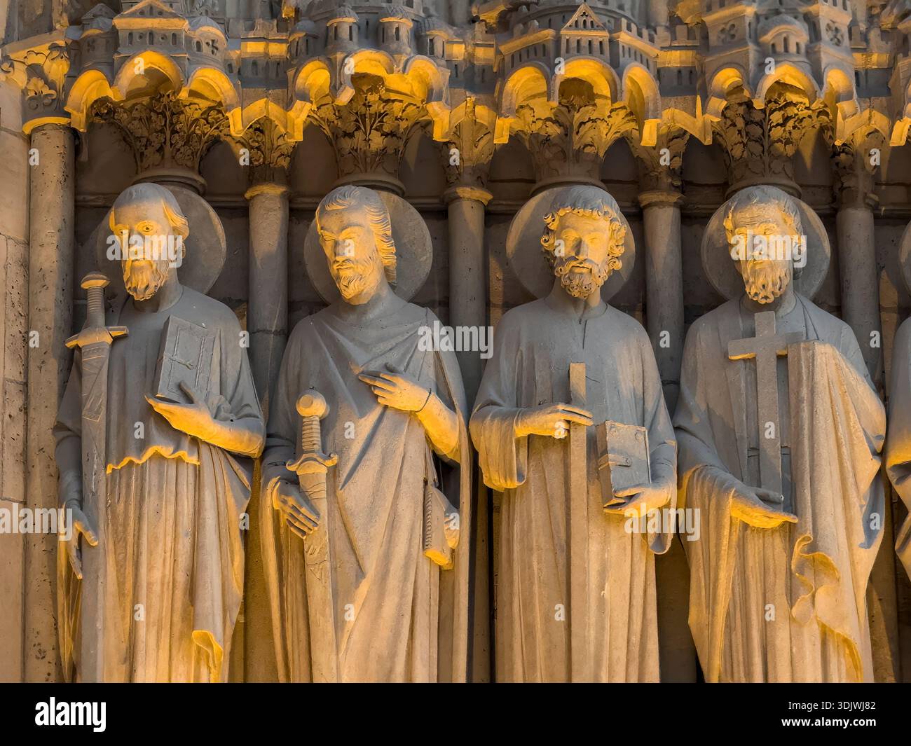 4 oder die 12 Apostel als geschnitzte Statuen in der Kathedrale Notre-Dame am Portal des Jüngsten Gerichts o - Paris, Frankreich Stockfoto