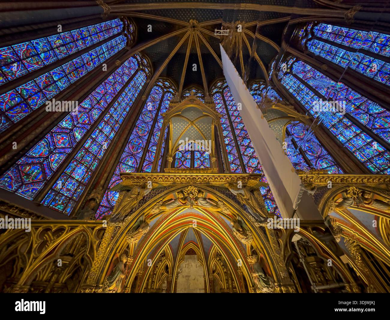 Die gotische Architektur des Oratoriums oder Altarbereichs und die Buntglasfenster von Sainte-Chapelle in Paris, Frankreich Stockfoto