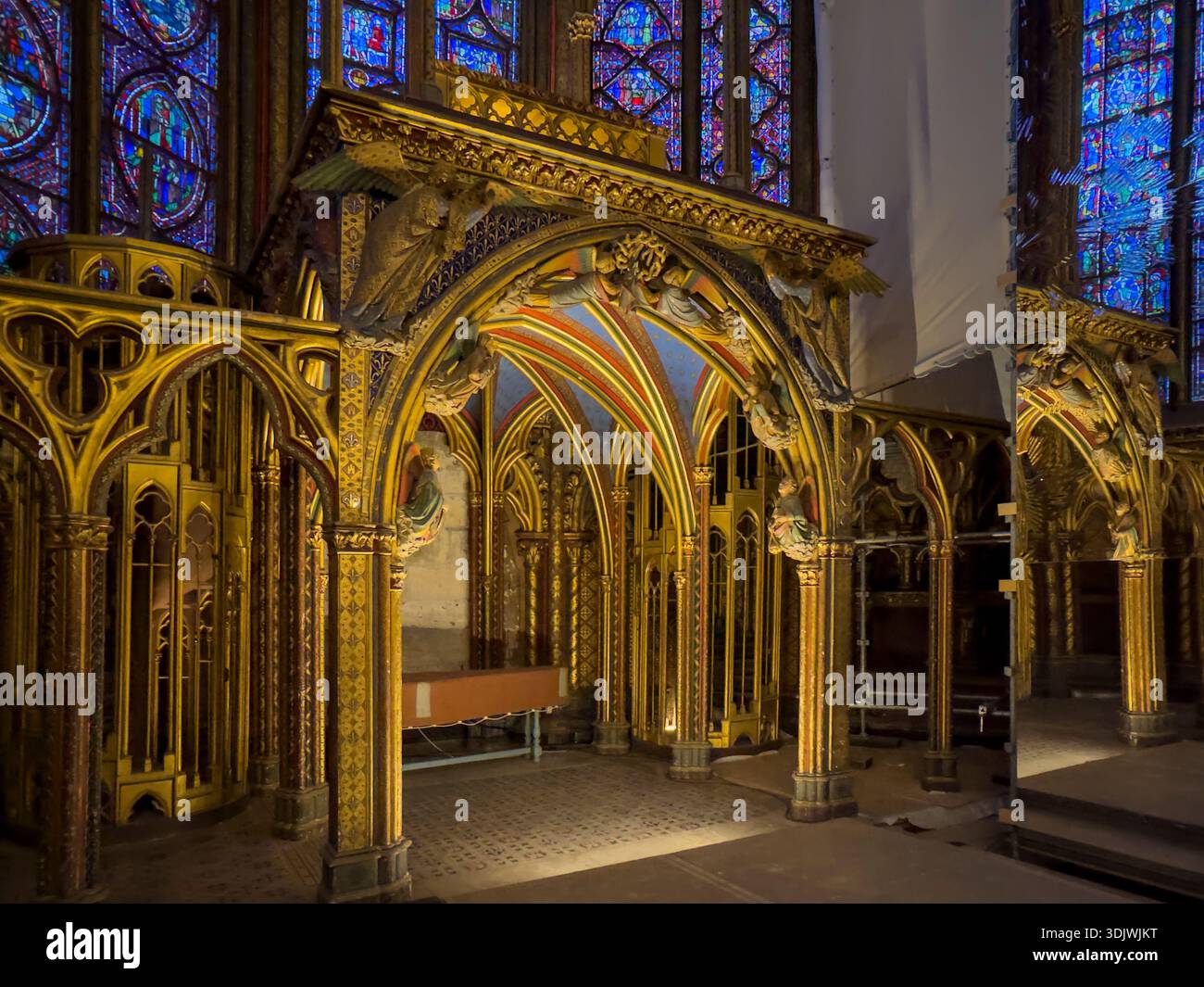 Die gotische Architektur des Oratoriums oder Altarbereichs und die Buntglasfenster von Sainte-Chapelle in Paris, Frankreich Stockfoto
