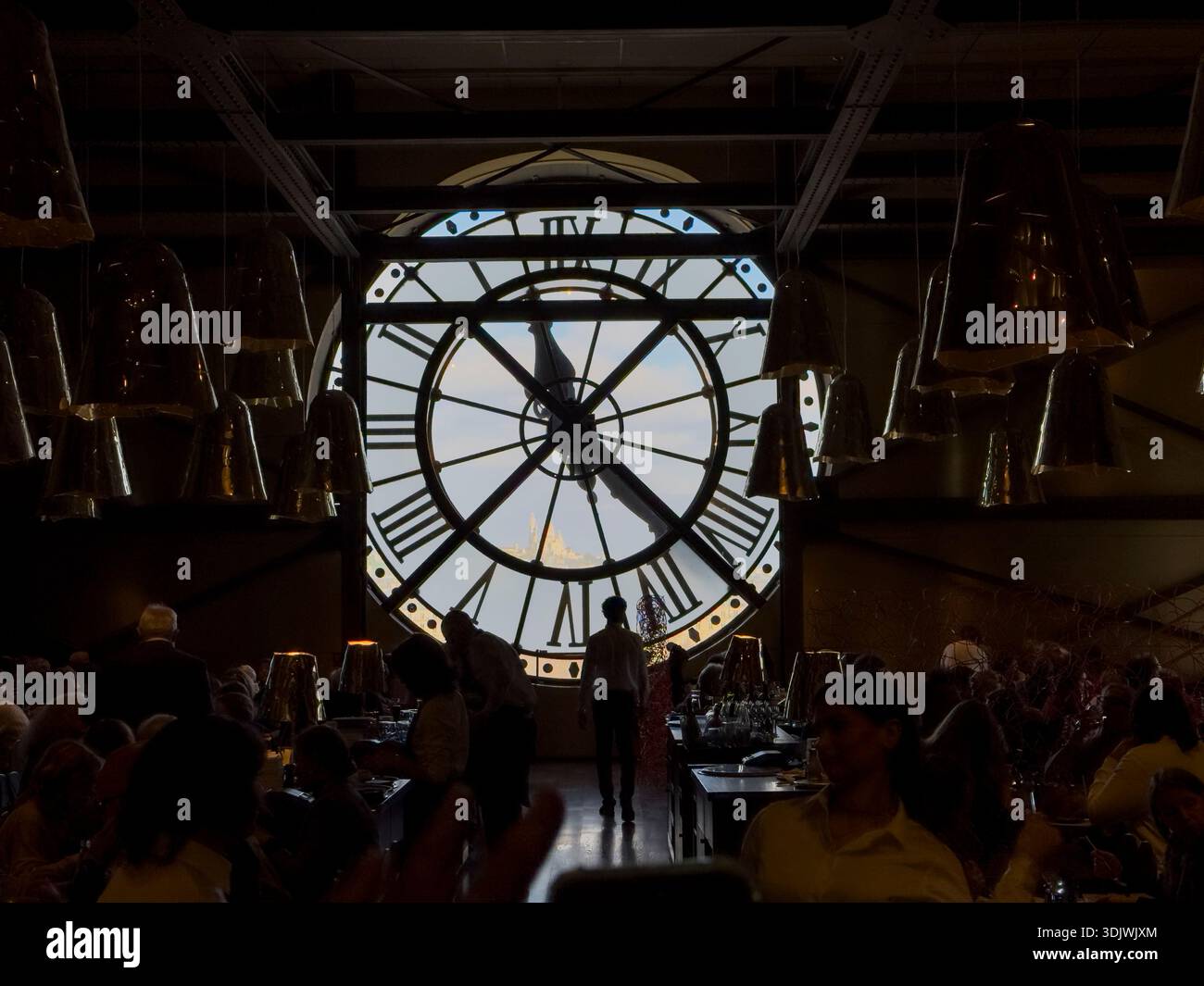 Musée d'Orsay Uhr mit Blick auf Paris, Frankreich Stockfoto