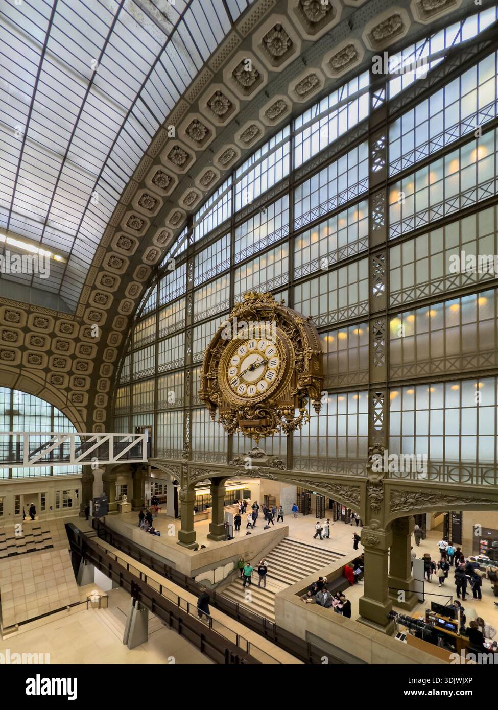 Riesige Uhr, entworfen von Victor Laloux im Jahr 1900 und das Innere des Musée d'Orsay in Paris, Frankreich Stockfoto