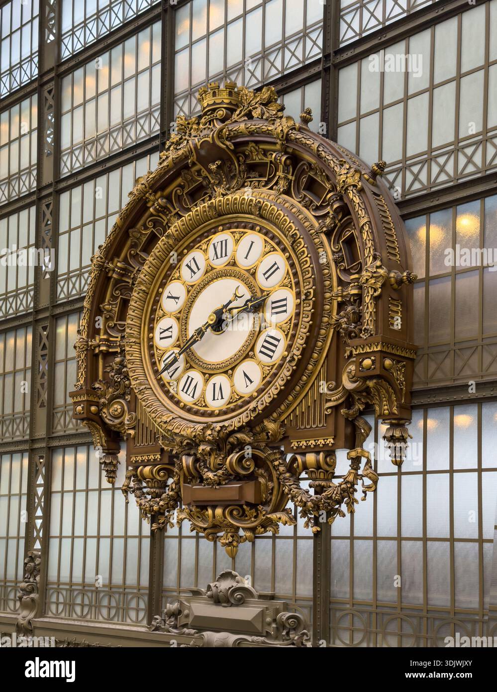 Riesige Uhr, entworfen von Victor Laloux 1900 im Musée d'Orsay in Paris, Frankreich Stockfoto