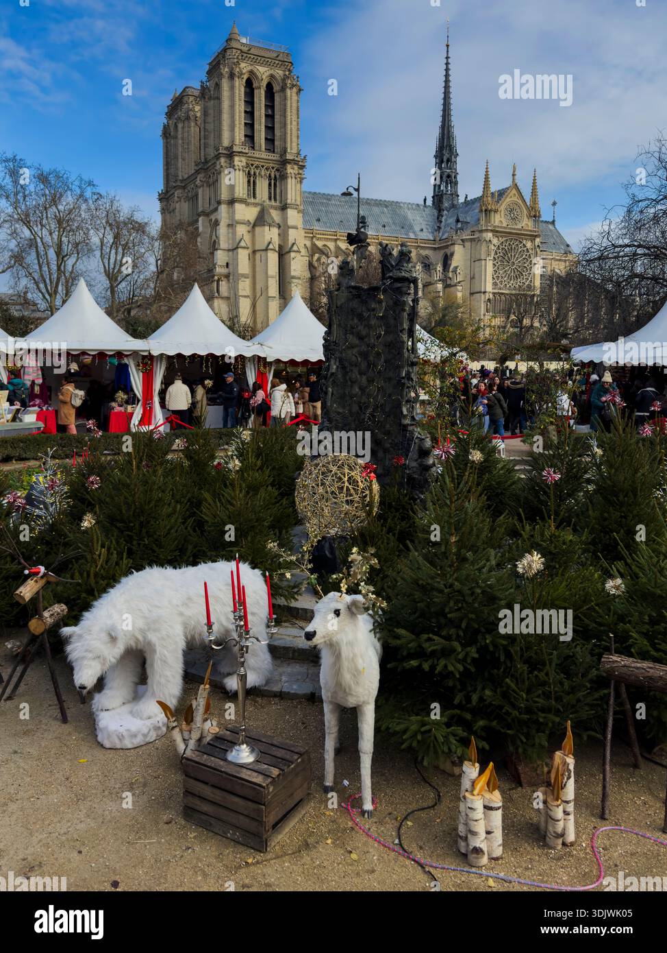 Weihnachtsmarkt mit Kathedrale Notre-Dame dahinter - Paris, Frankreich Stockfoto