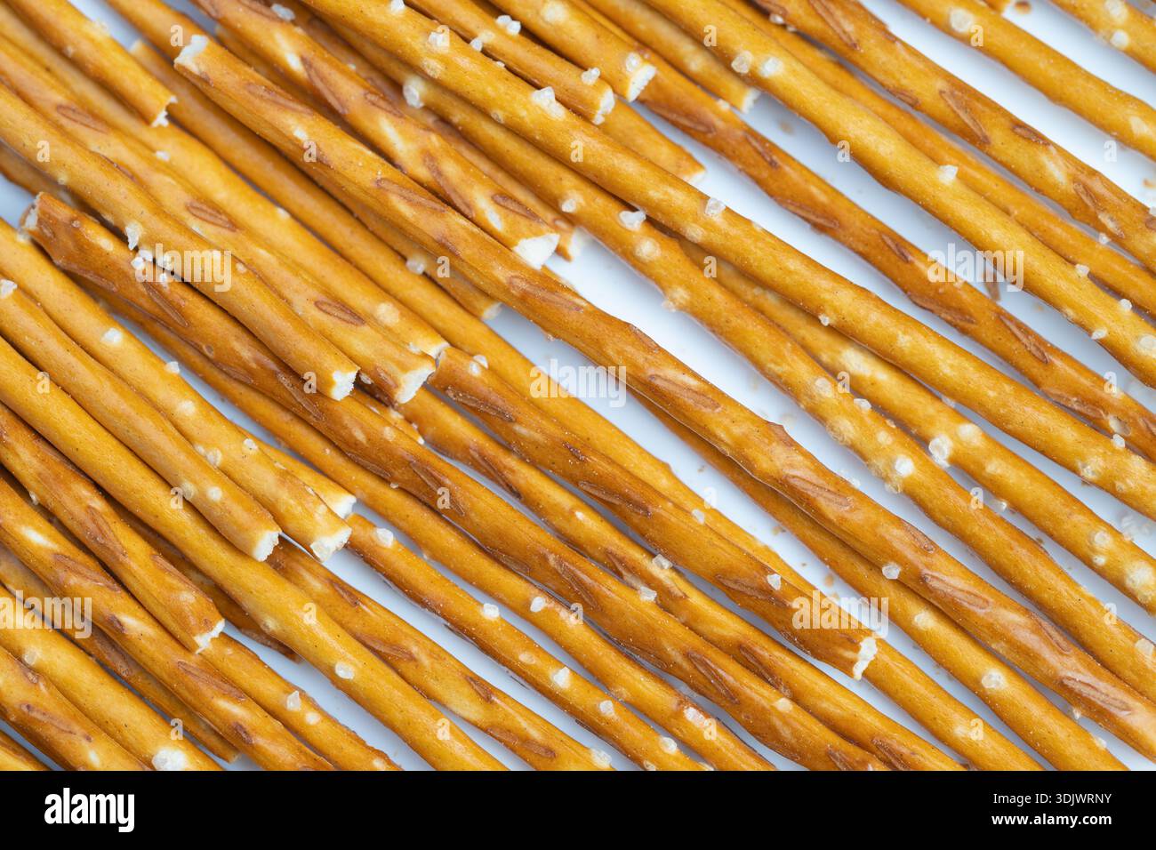 Party-bereit gesalzene Stäbchen ideal für Versammlungen leicht zu greifen freundliches Fingerfood lässig Feier Stimmung goldene Farbe knusprige Textur Stockfoto