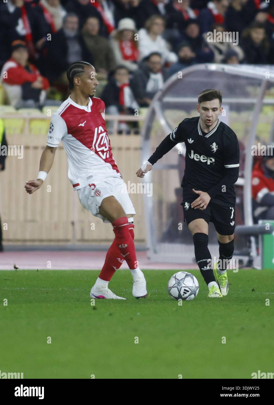 Monaco, Fürstentum Monaco. Januar 2026. Thilo Kehrer von AS Monaco und Francisco Conceicao von Juventus FC während des Fußballspiels der UEFA Champions League 2025/26 zwischen AS Monaco und Juventus FC am 28. Januar 2026 im Stade Louis II, Monaco, Foto Nderim KACELI Credit: Independent Photo Agency/Alamy Live News Stockfoto