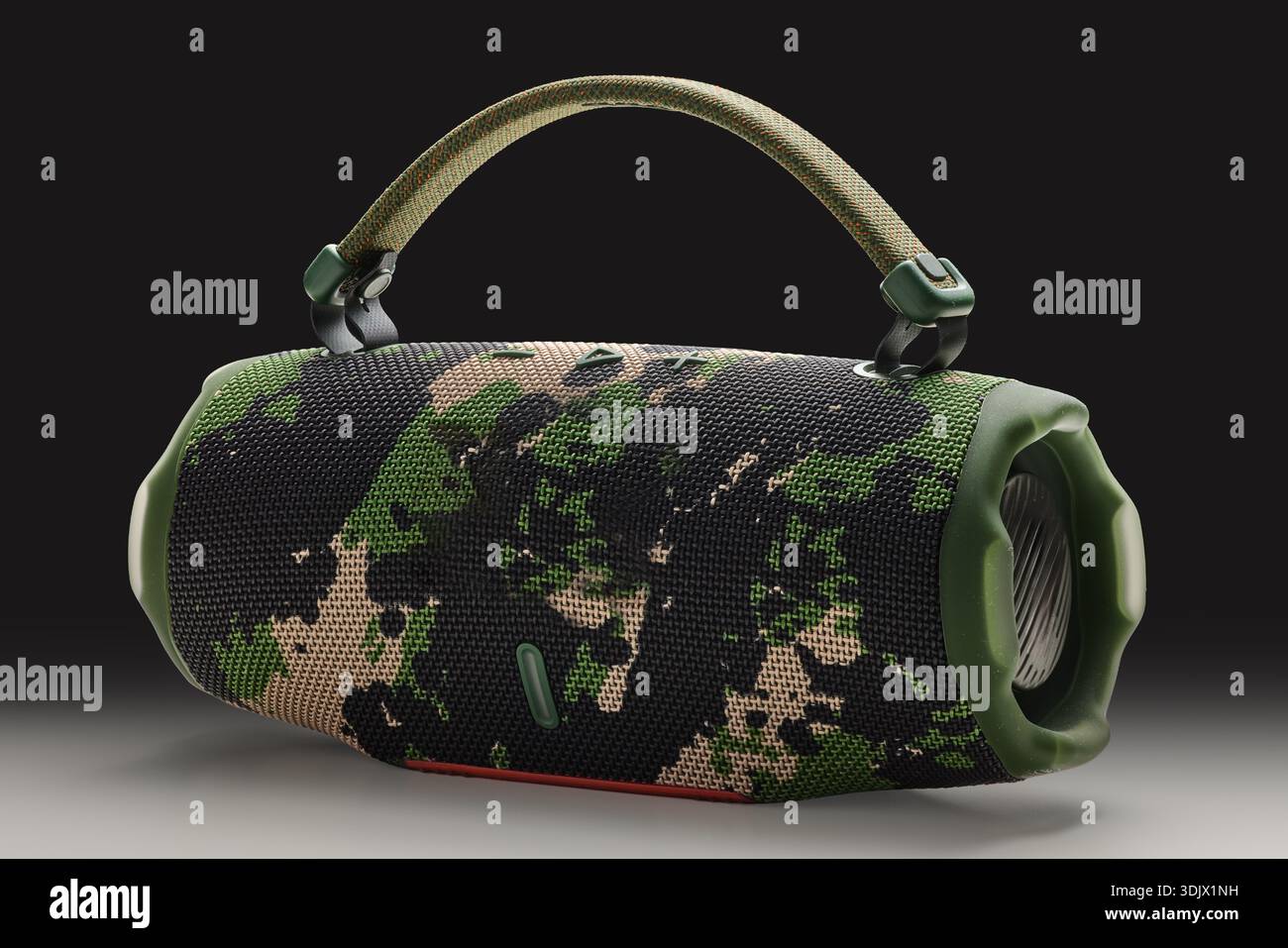 Kabelloser bluetooth-Lautsprecher Boombox mit Griff für Musik und Audio hören Soundsystem auf weißem Hintergrund robustes Outdoor-Design für Abenteuer und Stockfoto