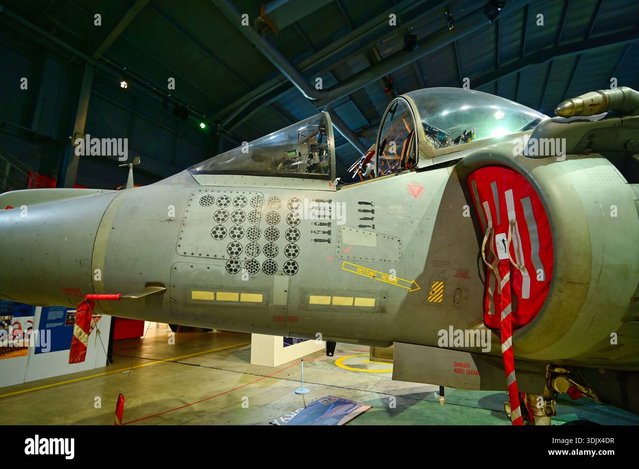 NZ7 8807 RN Harrier mit Waffen auf der Nase lackiert Stockfoto