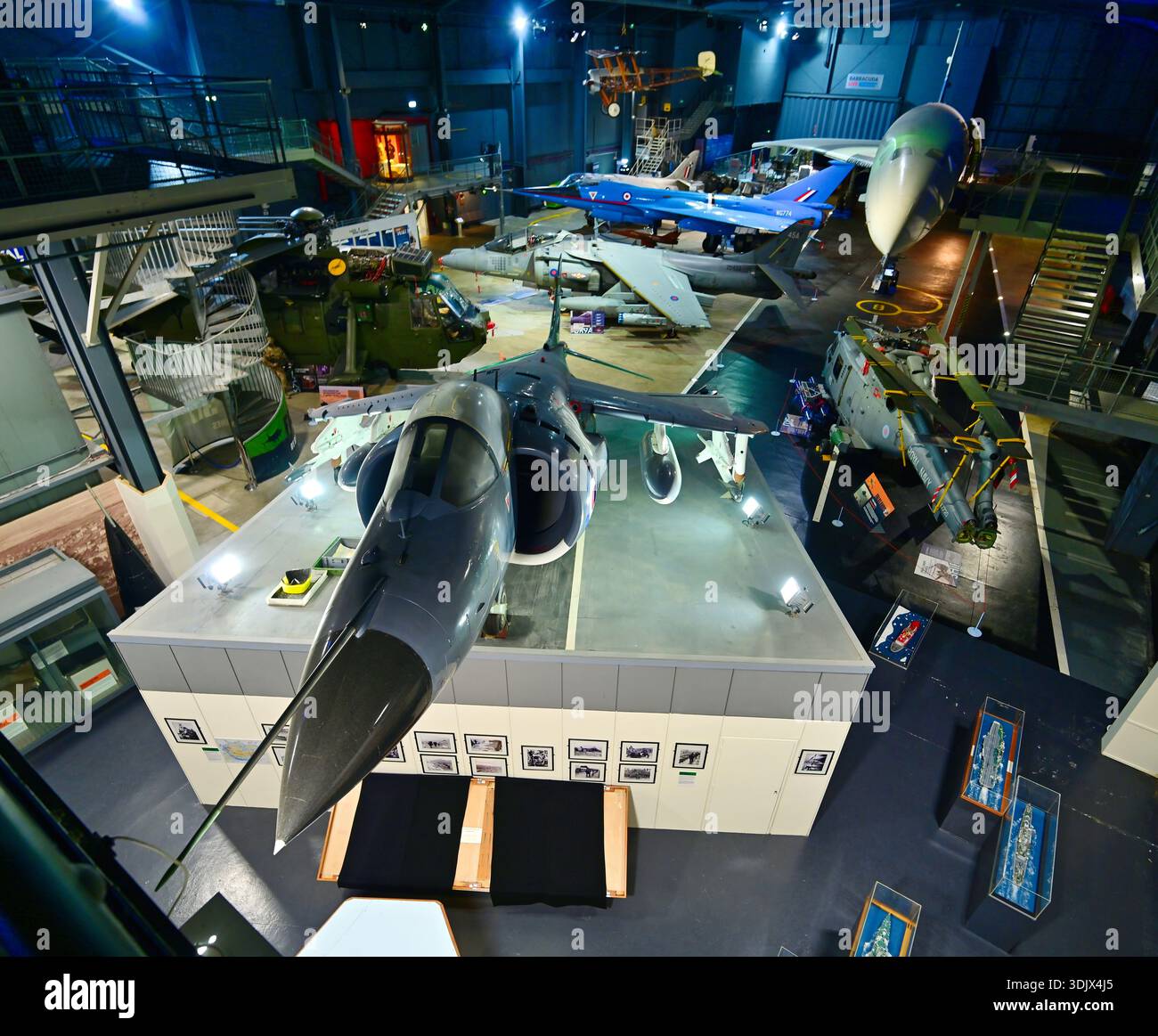 NZ7 8812 Harriers Fairey Delta und Concorde Stockfoto
