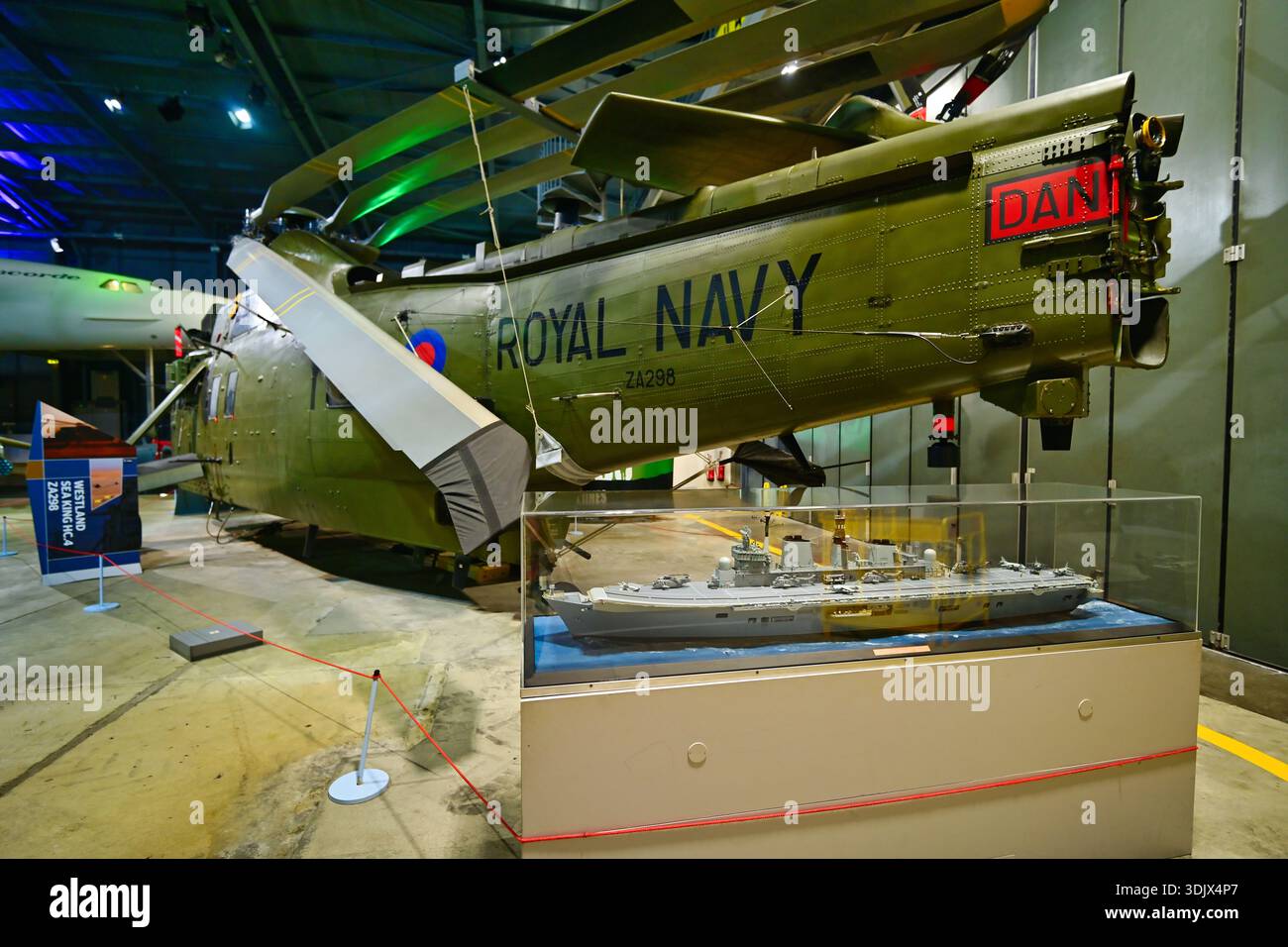 NZ7 8826 RN Sea King und Modell von HMS illustrous Stockfoto