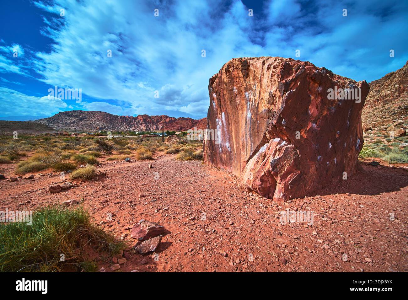 Felsklettern am Wall Boulder in der Wüstenlandschaft des Red Rock Canyon unter dem blauen Himmel Stockfoto