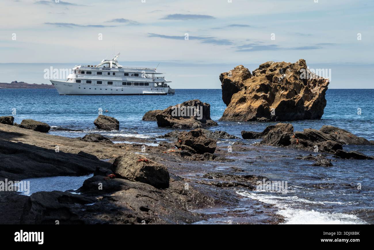 Schiff vor der Insel Bartolomé Galapagos vor Anker Stockfoto