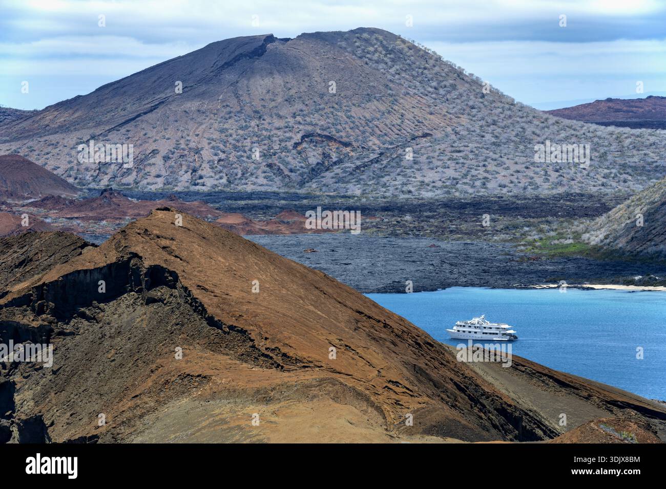 Schiff vor der Insel Bartolomé Galapagos vor Anker Stockfoto