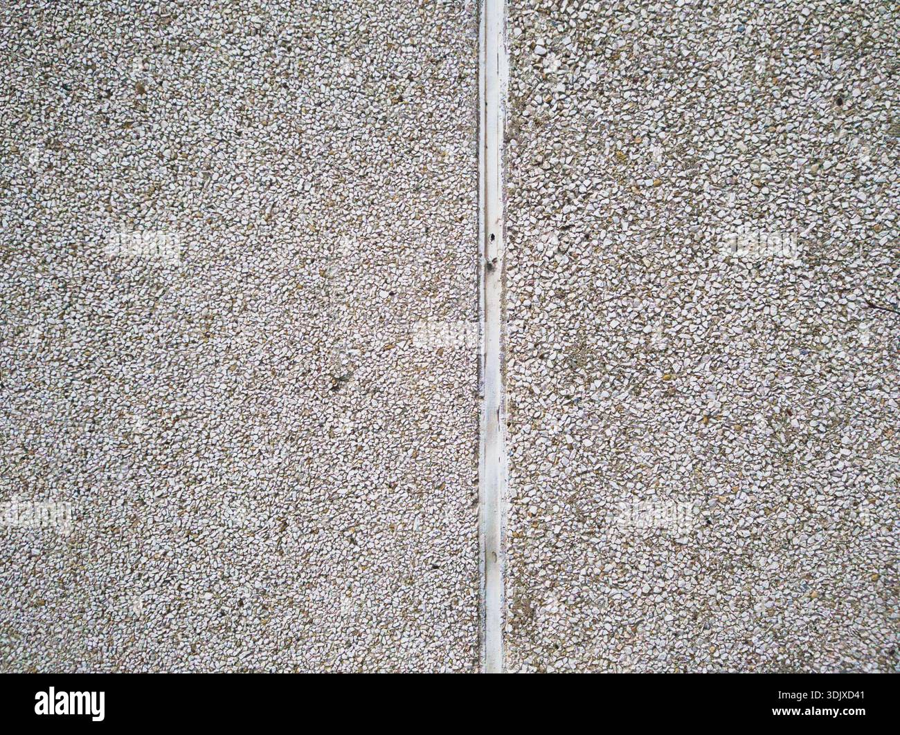 Hochauflösendes architektonisches Detail eines Panelhaz-Fertiggebäudes in Budapest. Mit gewaschener Betonsteinstruktur und vertikaler Naht bei Stockfoto