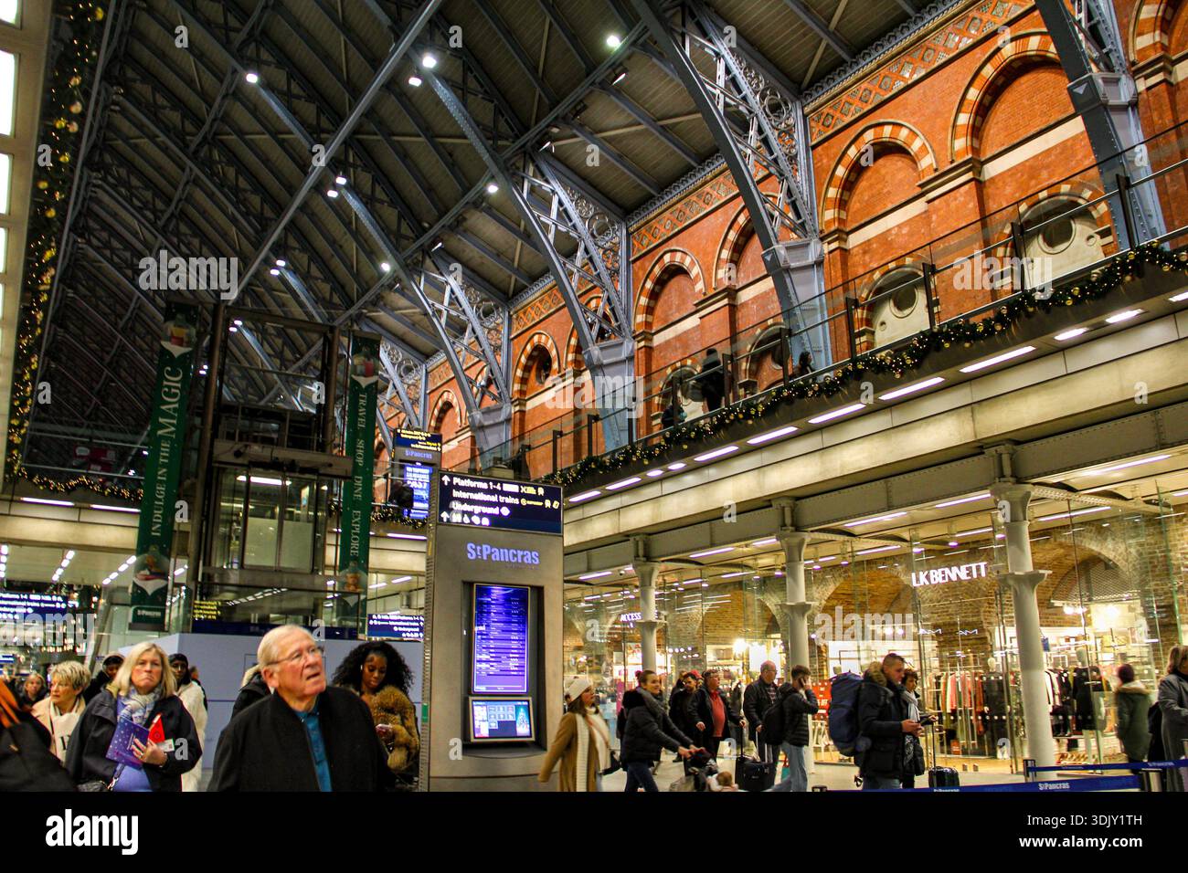 Die vollgepackte Abfahrtshalle am Bahnhof St. Pancras mit der Hektik der Urlaubsreisenden. Nahaufnahme der hektischen Menschenmenge mit Winterkleidung, die durch die Zugmaschine navigiert Stockfoto