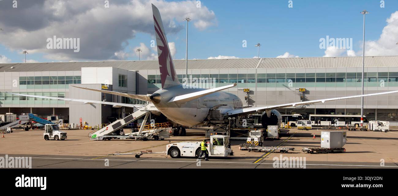 Flugzeug am Flugsteig Birmingham, Warwickshire, West Midlands, England, Großbritannien Stockfoto