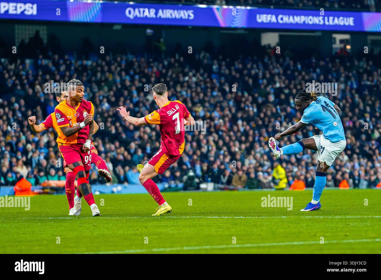 MANCHESTER, ENGLAND - 28. Januar: Jérémy Doku aus Manchester City mit einem Torschuss aus der Nähe des Spielfeldes der UEFA Champions League zwischen Manchester City und Galatasaray am 27. Januar im Etihad Stadium in Manchester, Großbritannien. (Foto: James Giblin) Stockfoto