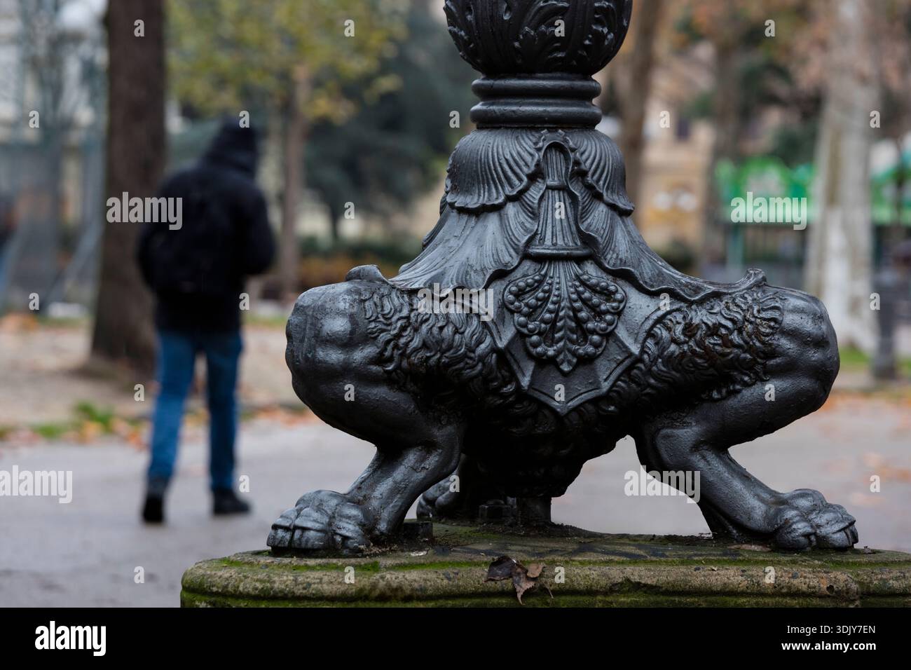 Ein Laternenpfahl mit Löwenfüßen in einem Park in der Nachbarschaft - Florenz, Italien Stockfoto