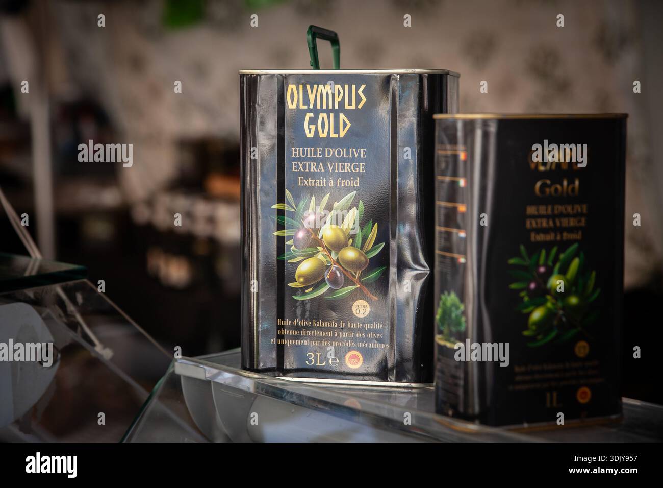 LA LONDE, FRANKREICH - 28. SEPTEMBER 2025: Dose mit Olymp Gold Extra Virgin Olive Oil aus Kalamata auf einem Marktstand in La Londe, Frankreich. Greec Stockfoto