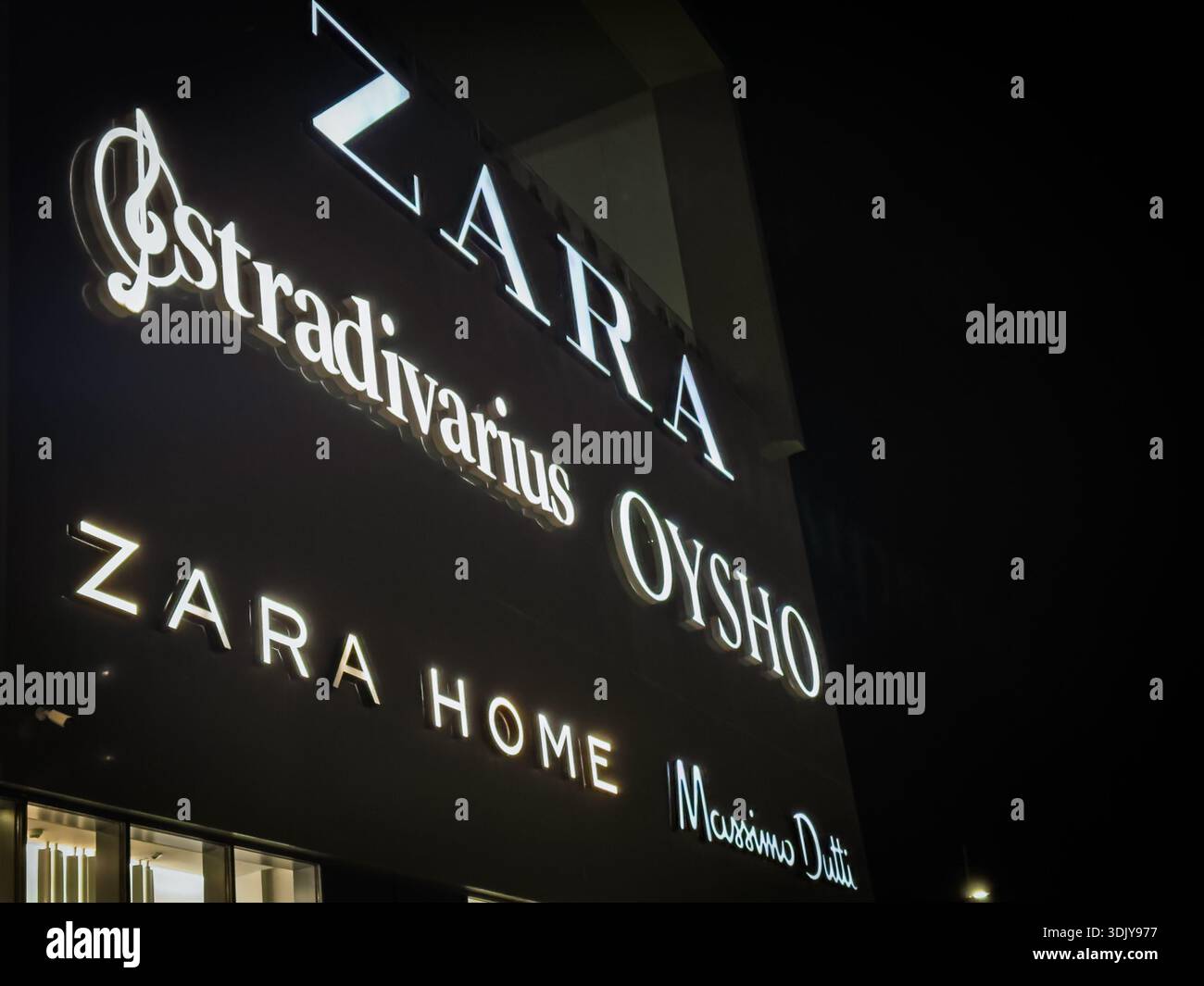 NOVI SAD, SERBIEN - 28. DEZEMBER 2025: Promenada Mall in Novi Sad mit Logos der Inditex Marken Zara, Stradivarius, Oysho, Zara Home, Massimo Dutti. Stockfoto