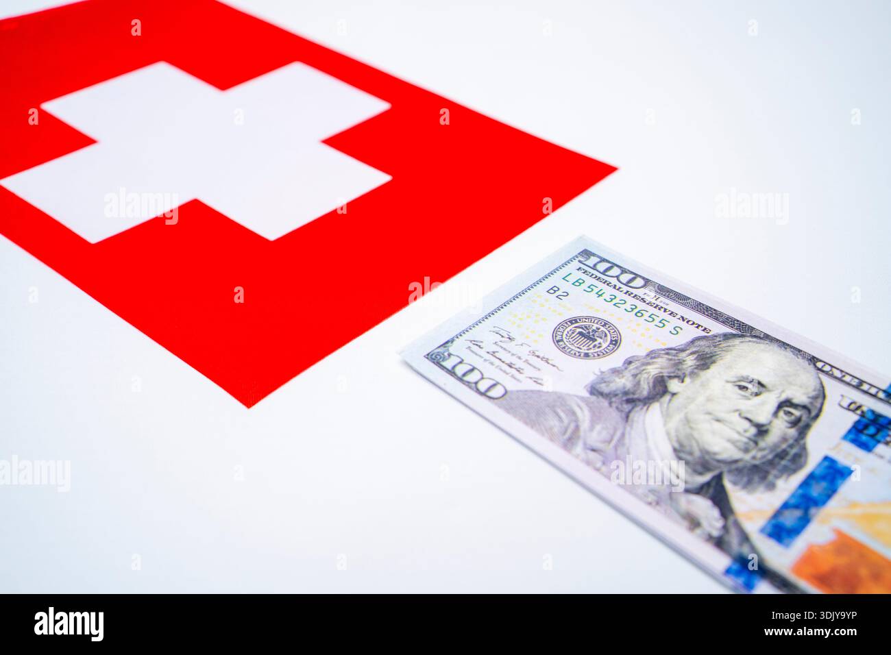 Schweiz Flagge und US Dollar Finanzkonzept Stockfoto