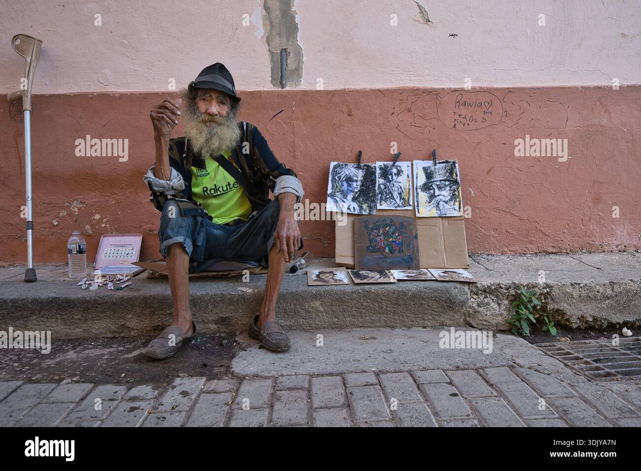 Straßenkünstler und persönlicher Ausdruck in Havannas öffentlichem Korridor Stockfoto