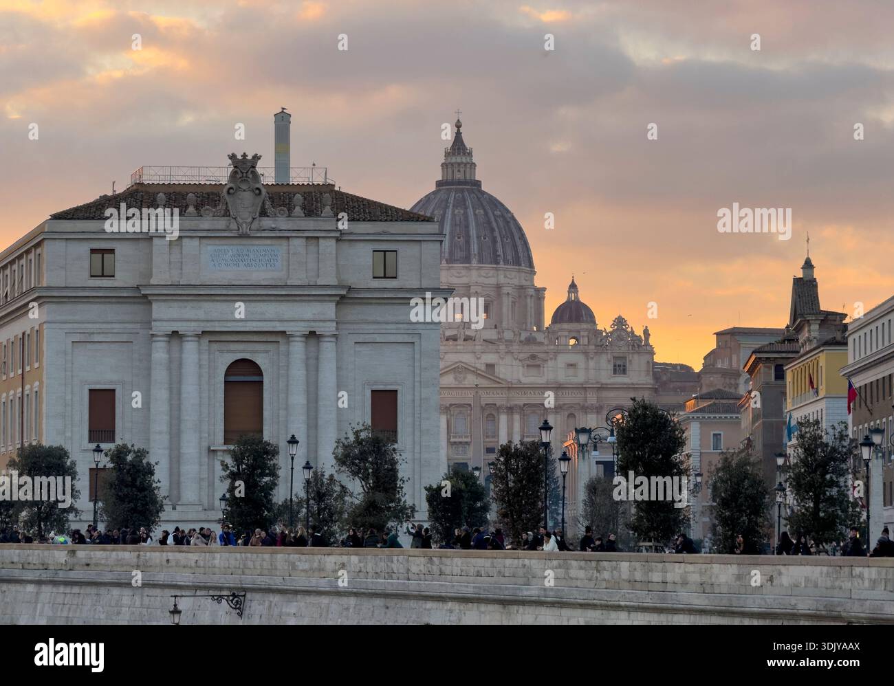 Der Palazzo Pio oder Palazzo dei Penitenzieri vor dem Petersdom der Vatikanstadt, sichtbar im Hintergrund - Rom, Italien Stockfoto