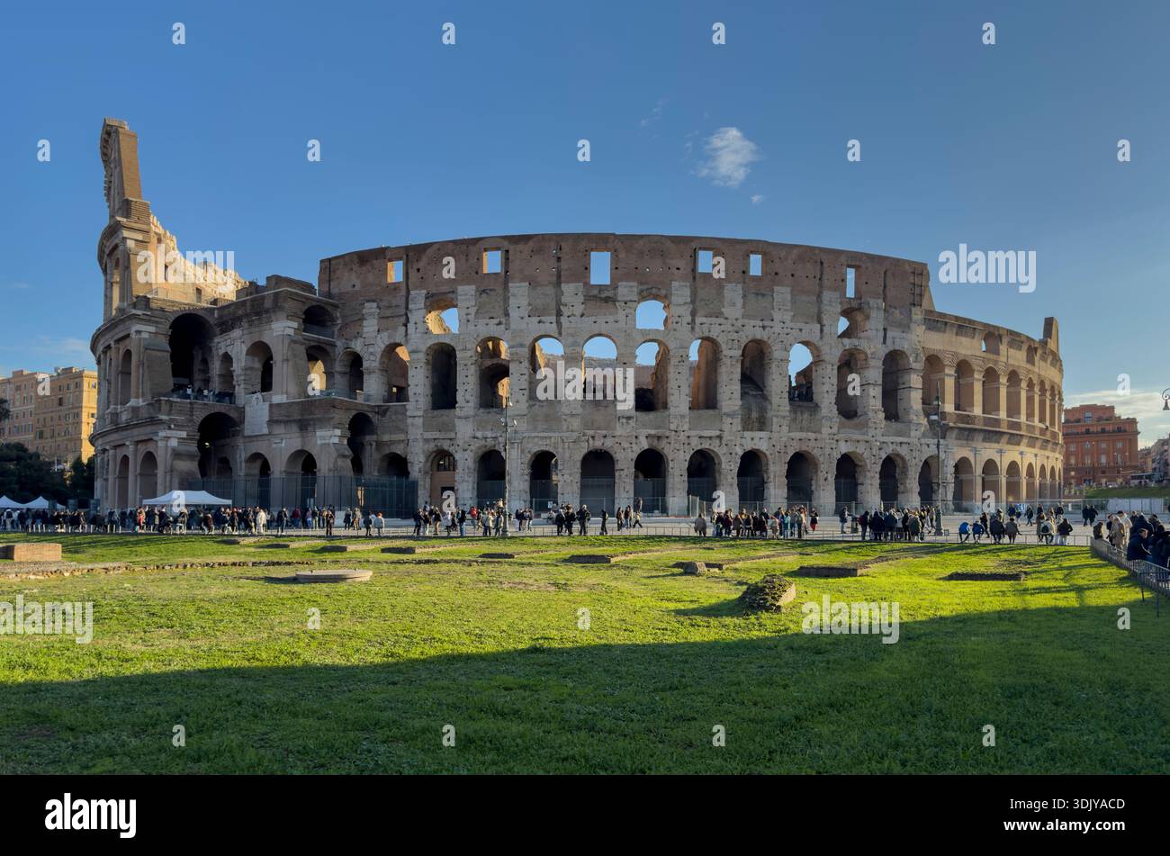 Das Kolosseum, auch bekannt als Flavisches Amphitheater, erbaut von Sklaven ab 70 n. Chr. unter Kaiser Vespasian in Rom, Italien Stockfoto
