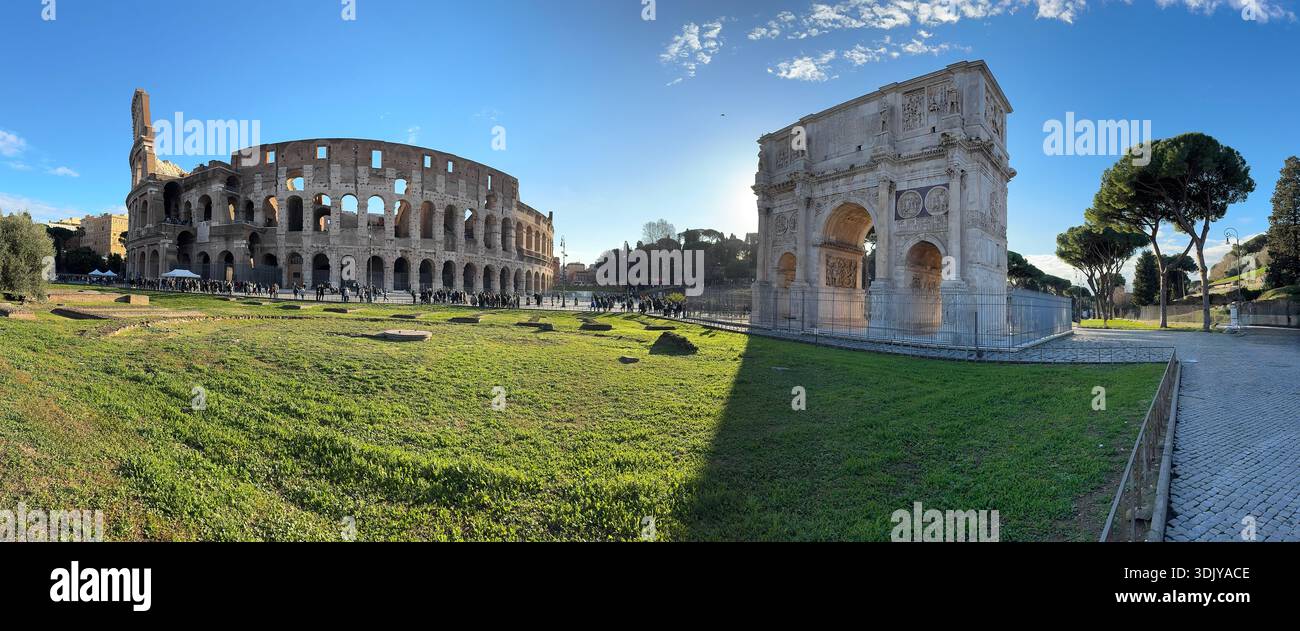 Panorama des Konstantinsbogens und des Kolosseums, auch bekannt als Flavisches Amphitheater - Rom, Italien Stockfoto