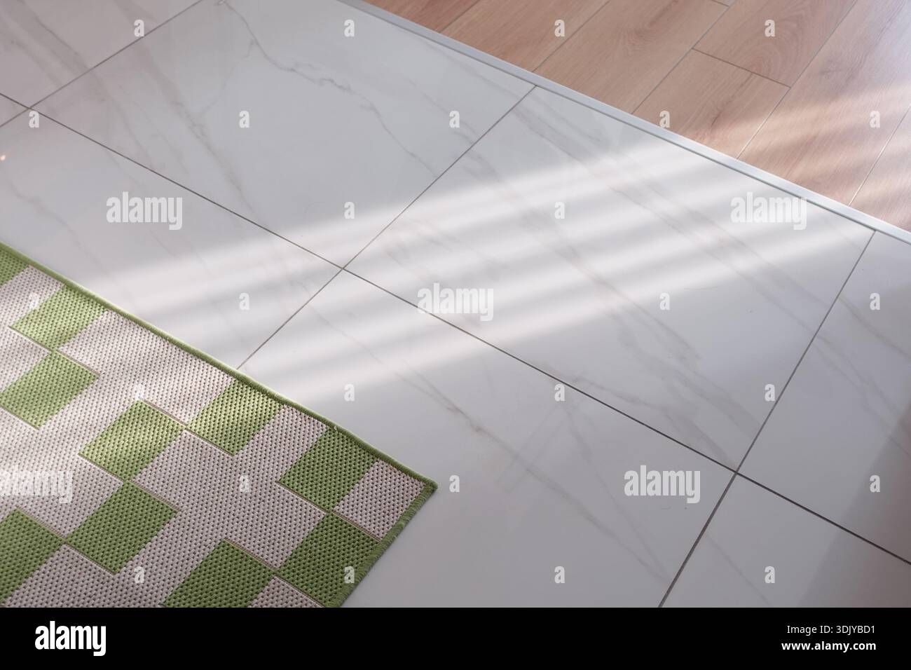 Licht und Schatten auf dem Boden in einem einfachen Raum Stockfoto