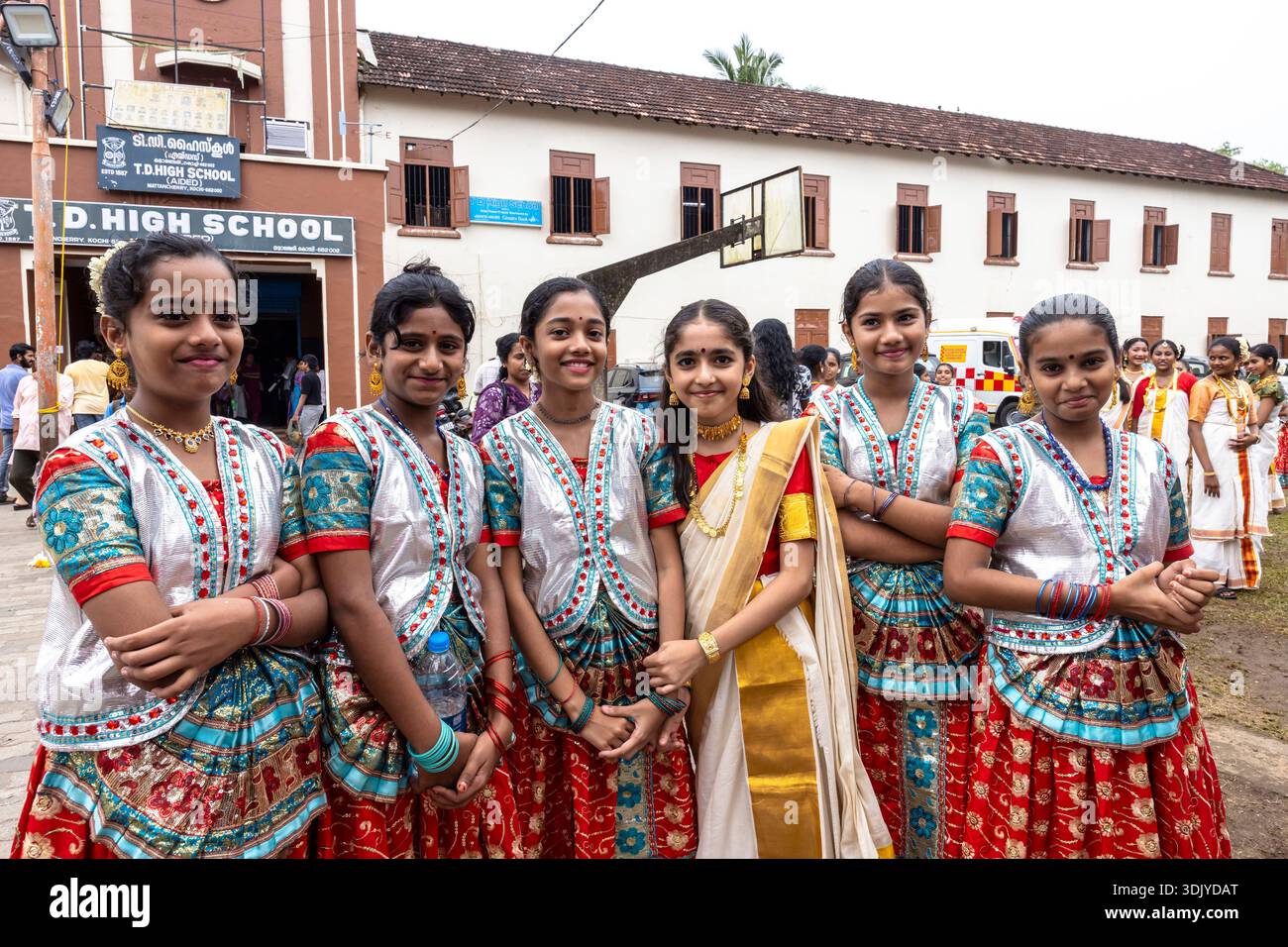 Schulfest, Mädchen mit schönen traditionellen Kostümen, Schule in Mattancherry Gegend, Kochi(Cochin), Kerala, Indien, Südasien, Asien Stockfoto