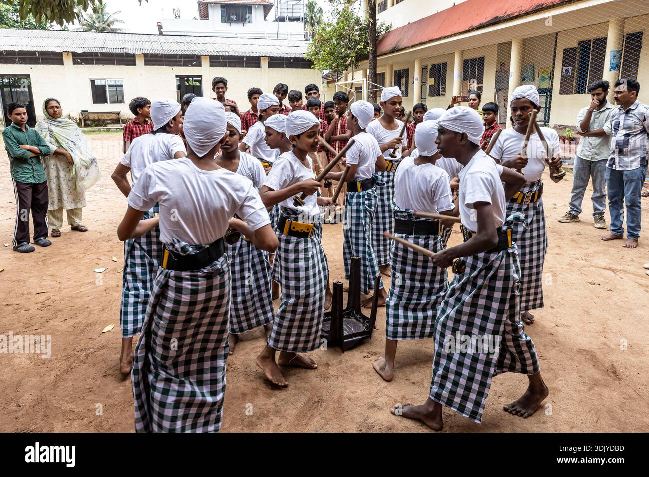 Schulfestival, traditioneller Stocktanz Kolkali von Schuljungen, Schule in Mattancherry, Kochi (Cochin), Kerala, Indien, Südasien, Asien Stockfoto