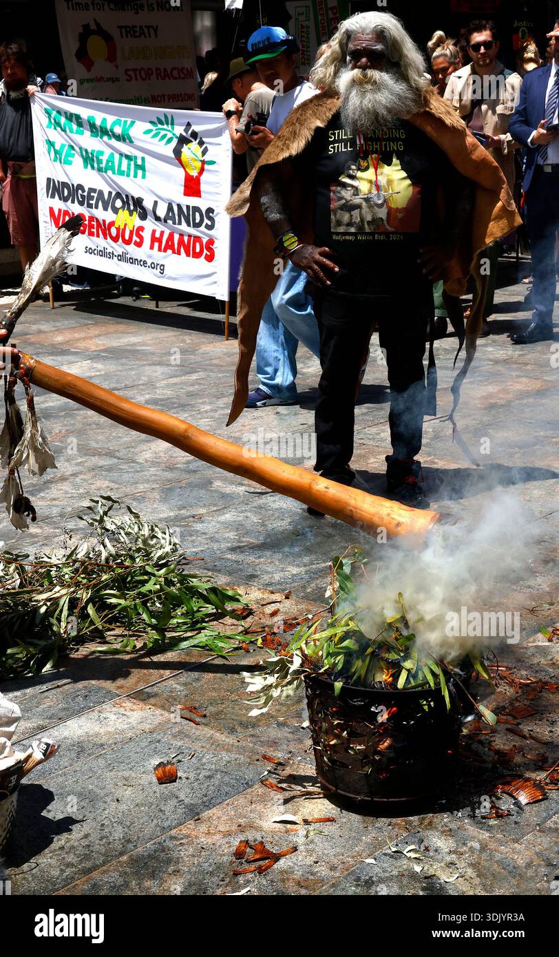 Nahaufnahme des einheimischen australischen Aborigines Smoking Ceremony Invasion Day, Perth WA Australia 2026. Stockfoto