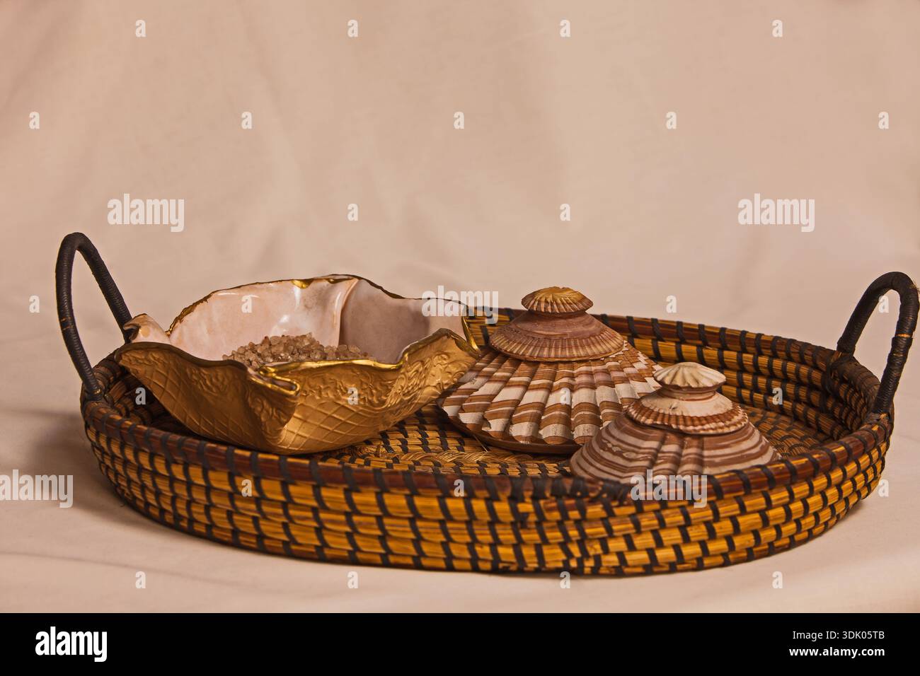 Elegantes Spa-Stillleben mit Muschelbehältern und kunstvoller Schüssel 16204 Stockfoto