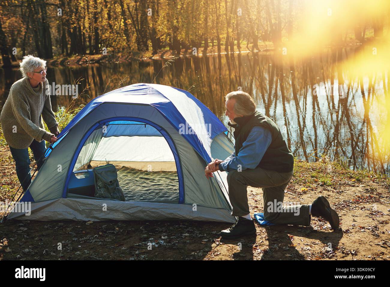 ltere Ehepaare, Camping und Urlaub mit Zelt am See fr Ausflge im Freien,  Reisen oder Naturfreunde. Senior, Frau und Mann helfen auf dem Campingplatz  vorbei Stockfotografie - Alamy
