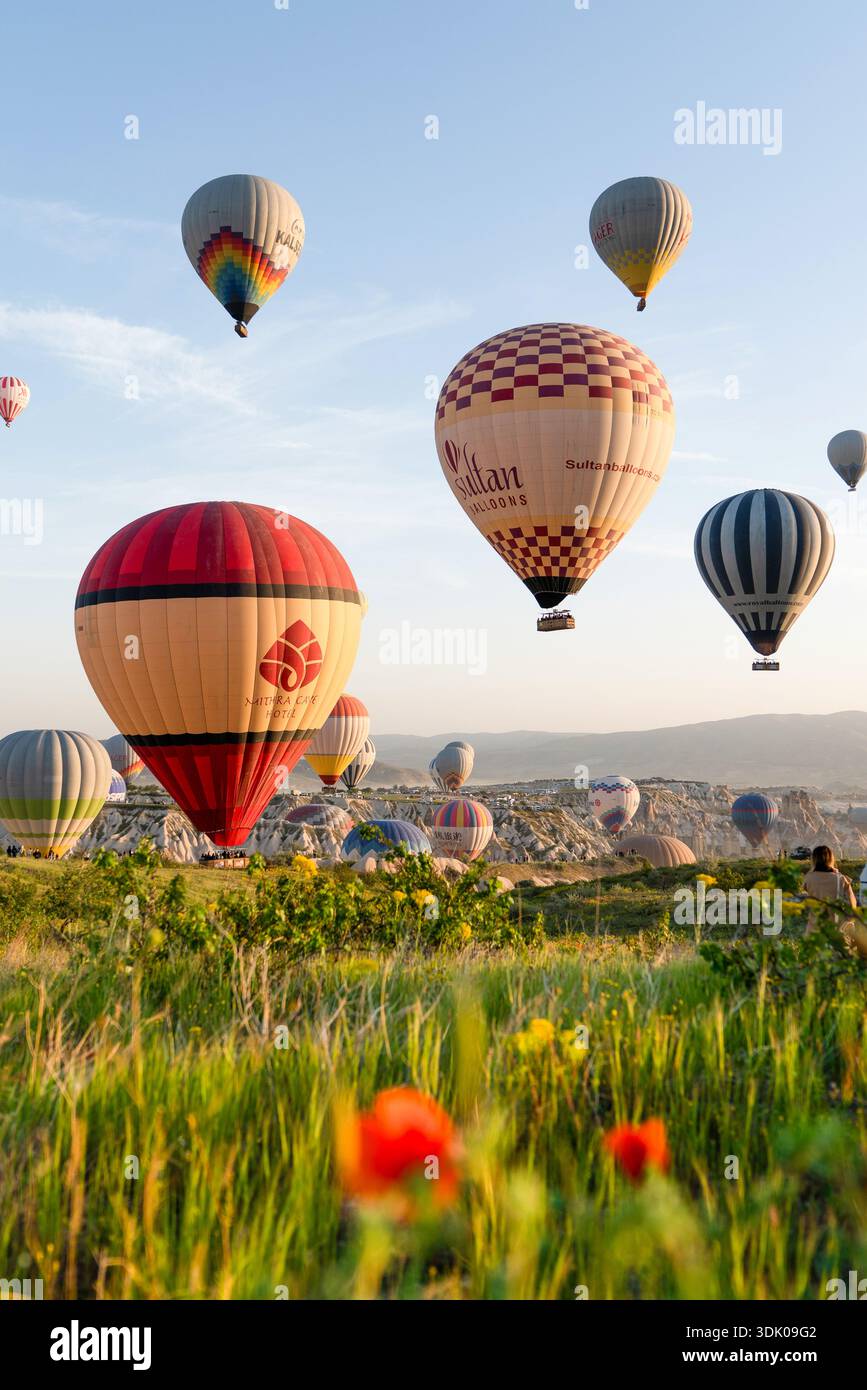 Kappadokien, Türkei - 18. Mai 2025: Spektakulärer Blick auf viele bunte Heißluftballons, die den Himmel füllen Stockfoto