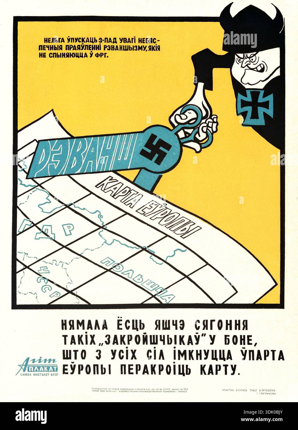 Dieses sowjetische politische Poster aus dem Jahr 1969, wahrscheinlich aus Weißrussland mit der Inschrift „САЮЗА МАСТАКОЎ БССР“ (Union der Künstler der BSSR), zeigt eine bedrohliche Figur in einem gehörnten Helm, symbolisiert revanchistische Elemente, schneidet eine Karte von Europa mit einer Schere mit einem Hakenkreuz und dem Ausdruck „DE-BAHN“ auf den Klingen. Das Kunstwerk von A. Churkin warnt vor dem Wiederaufleben des Revisionismus, insbesondere aus der BRD, der die Landkarte Europas neu zeichnen will. Das Bild dient als mächtiges Stück Propaganda aus der Zeit des Kalten Krieges. Stockfoto