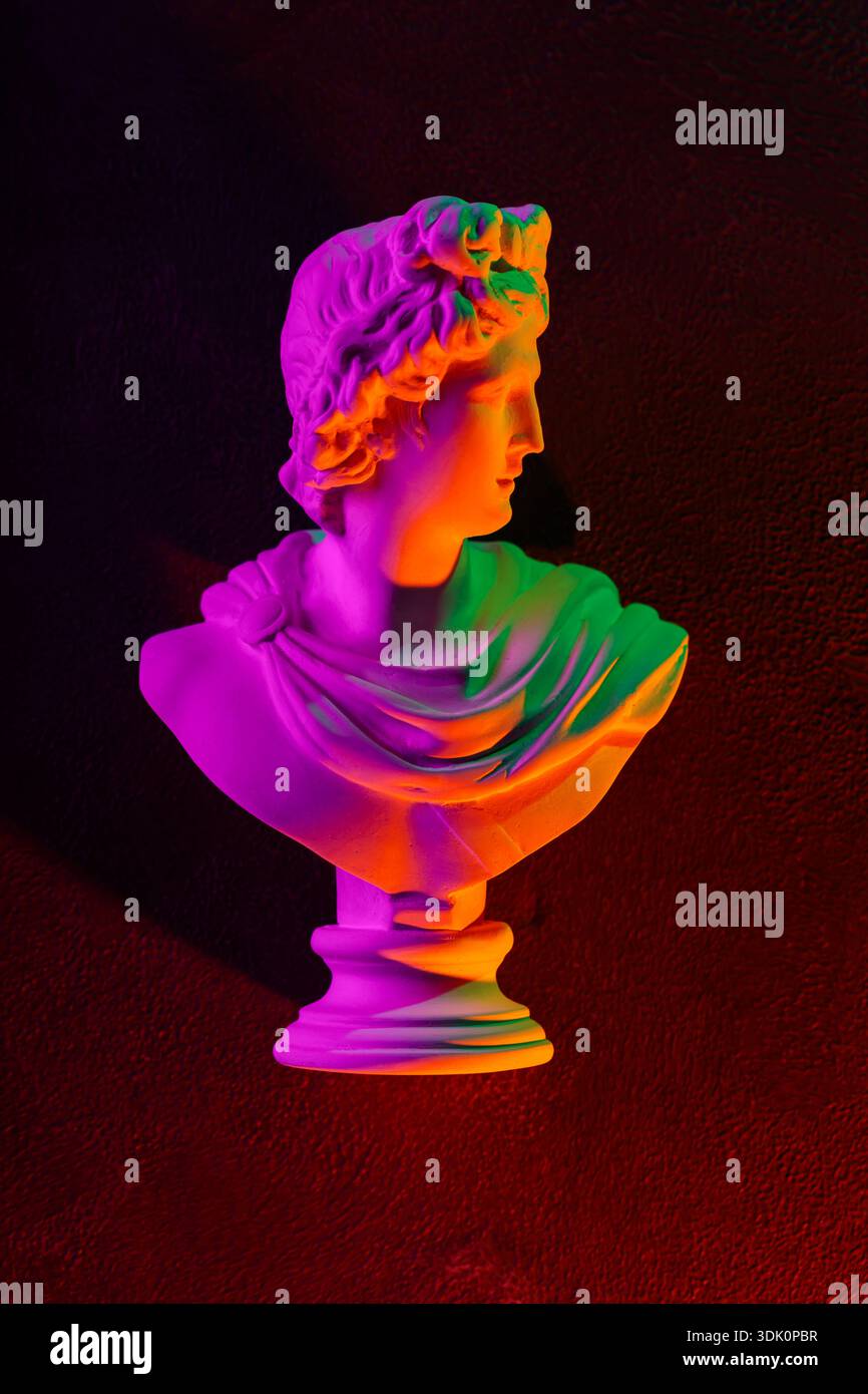 Neon Gradient Klassische Apollo-Büste Skulptur auf dunklem Hintergrund Vaporwave ästhetische Kunst Stockfoto